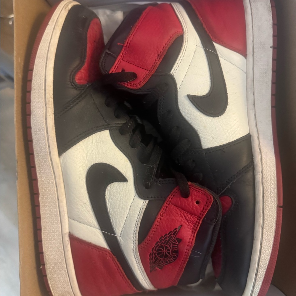 Jordan Air 1 Retro Black and Varsity Red Box